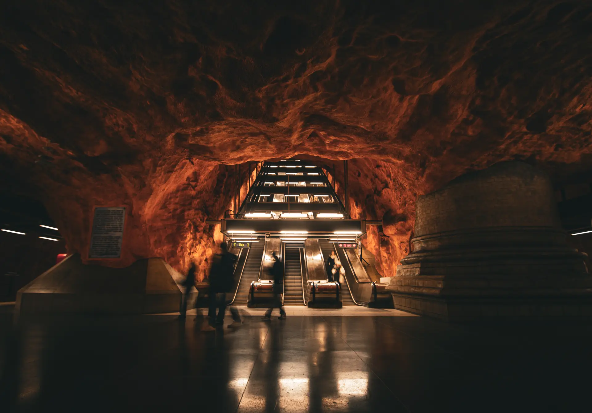 Galleria illuminata con riflessi sul pavimento.